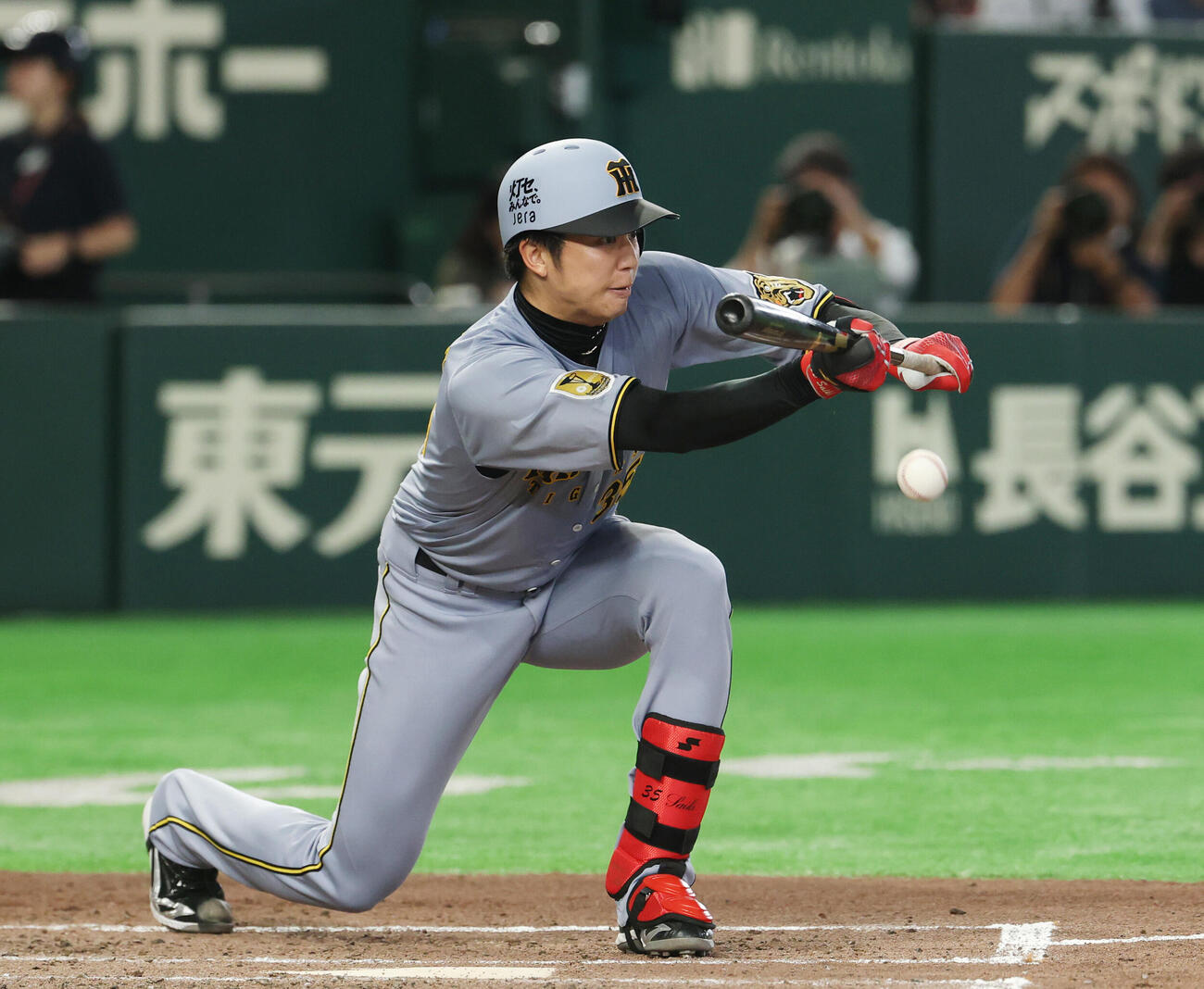 巨人対阪神　3回表阪神無死一塁、犠打を成功させる才木浩人（撮影・増田悦実）