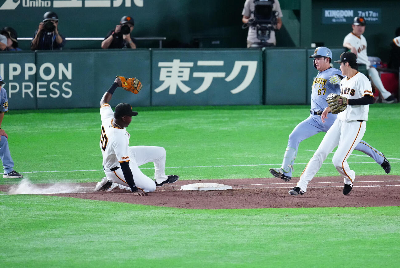 巨人対阪神　3回表阪神1死二塁、一ゴロに倒れる高寺望夢（右後方）。左は一塁手のフリアン・ティマ（撮影・江口和貴）