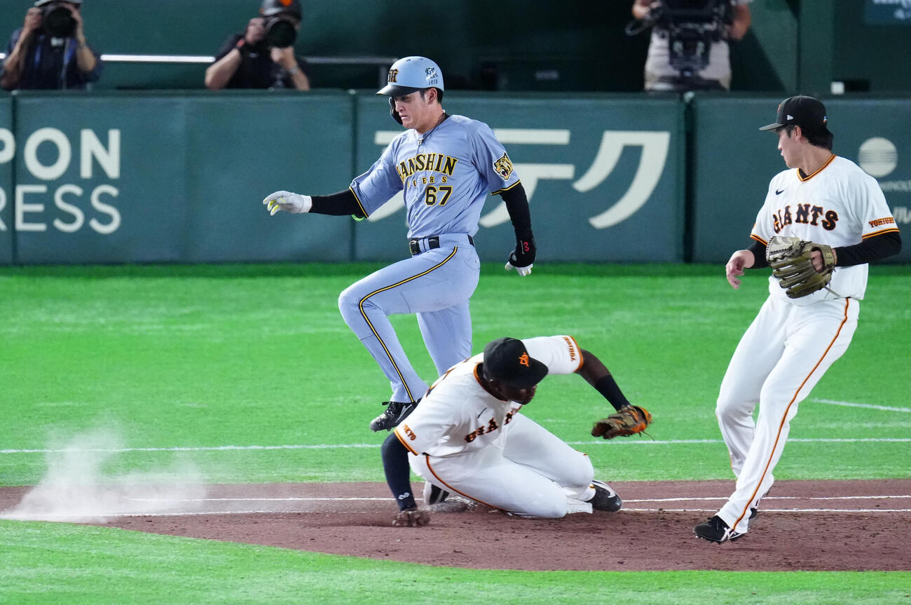 巨人対阪神　3回表阪神1死二塁、一ゴロに倒れる高寺望夢。一塁手フリアン・ティマ（撮影・江口和貴）