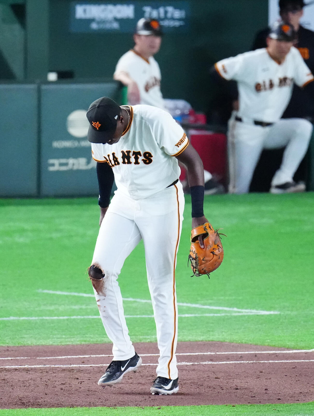 巨人対阪神　3回表、ユニホームが破けた巨人一塁手のフリアン・ティマ（撮影・江口和貴）