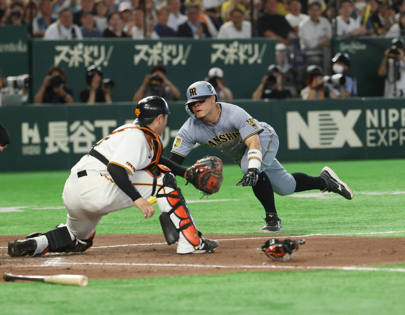 巨人対阪神　4回表阪神1死一塁、大山悠輔の適時二塁打で生還する佐藤輝明（撮影・増田悦実）