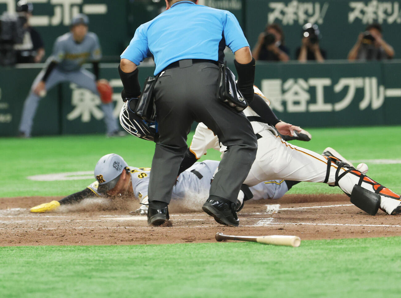 巨人対阪神　4回表阪神1死一塁、大山悠輔の適時二塁打で生還する佐藤輝明（撮影・増田悦実）