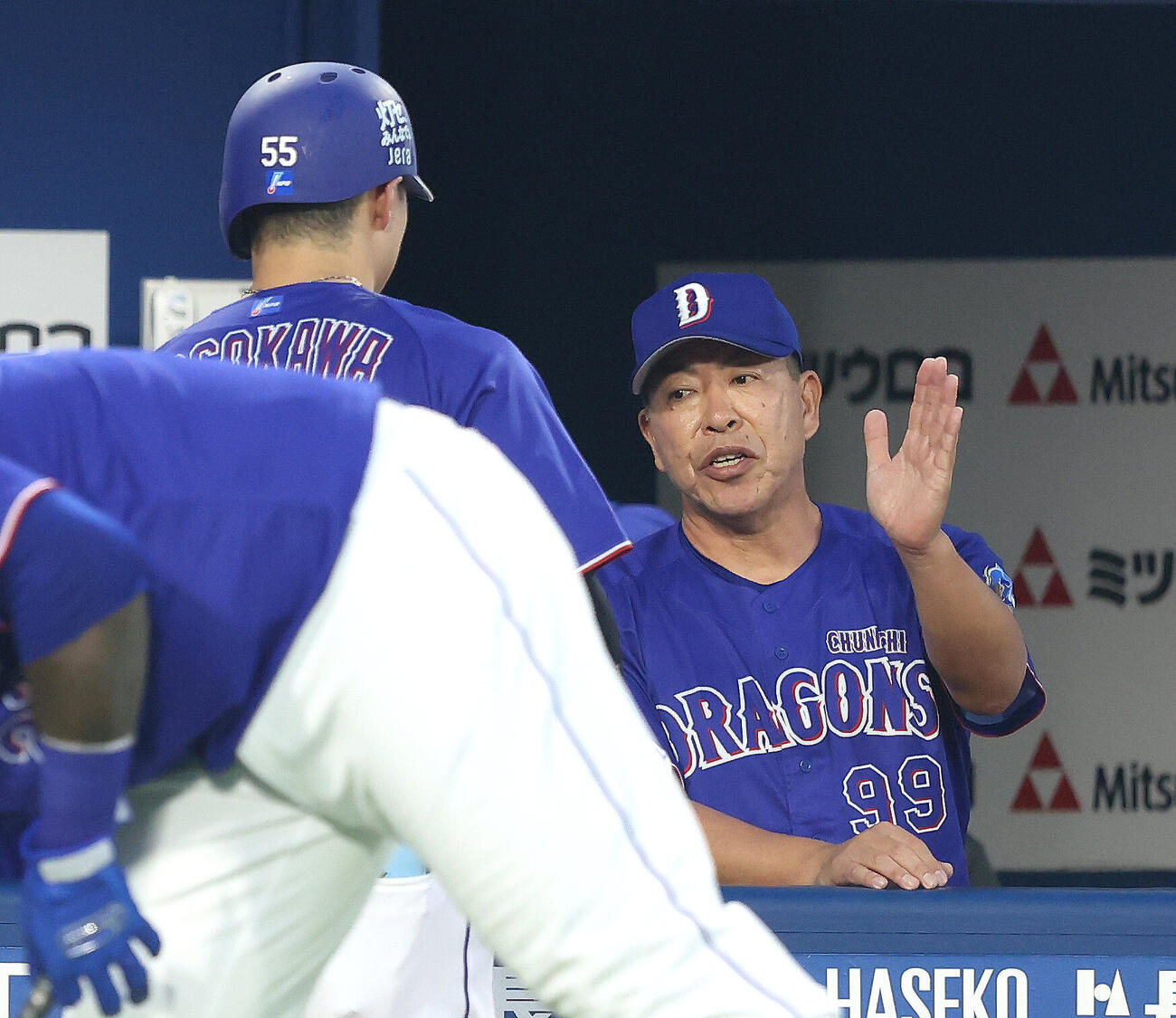 DeNA対中日　4回表中日1死、同点ソロ本塁打で生還する細川成也（左）を迎える井上一樹監督（撮影・河田真司）