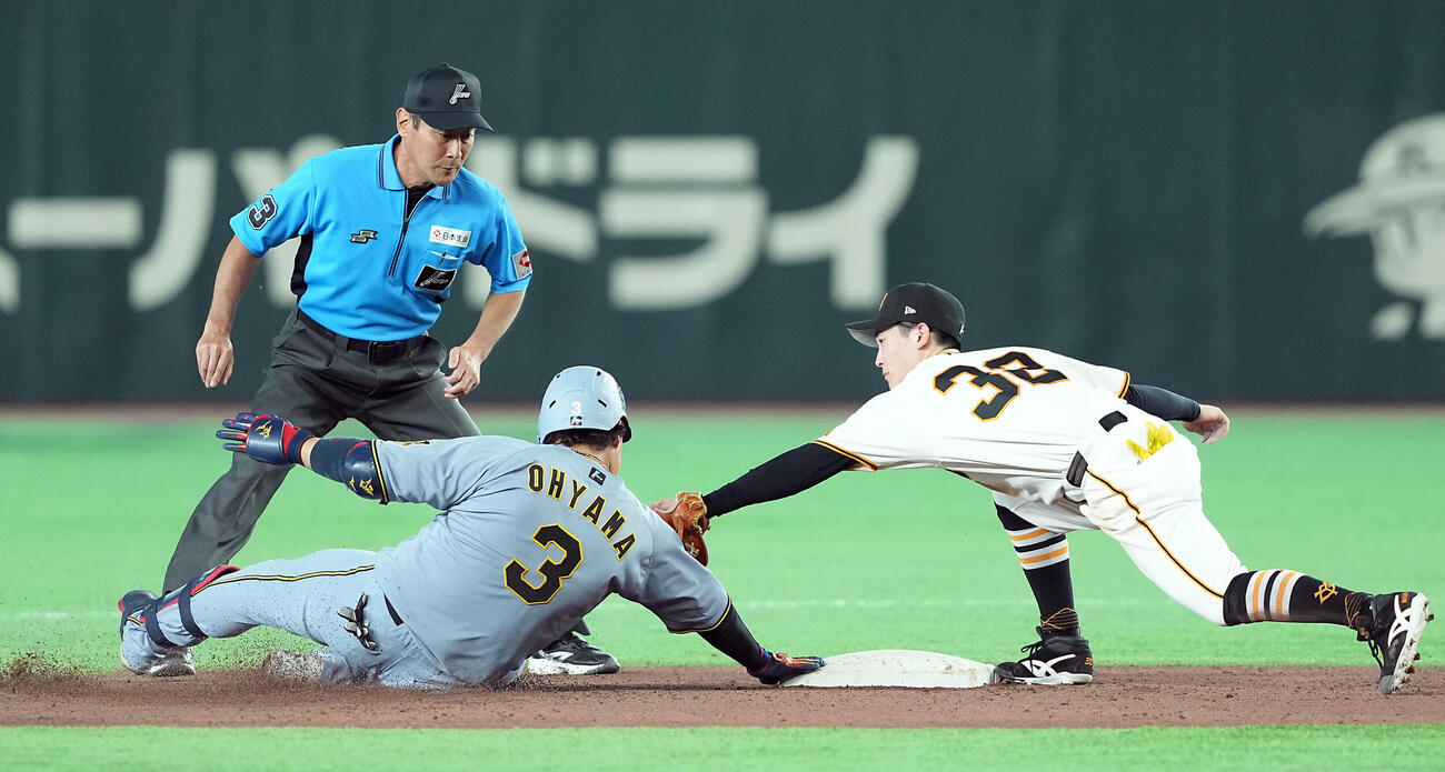 巨人対阪神　4回表阪神1死一塁、適時二塁打でオーバーランした大山悠輔は慌てて戻る。右は浦田俊輔（撮影・たえ見朱実）