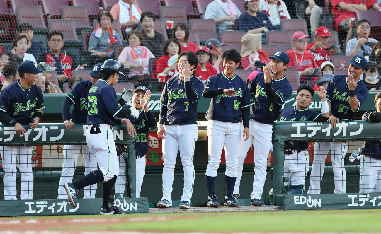 広島対ヤクルト　1回表ヤクルト2死、先制左越え本塁打を放った増田珠を迎えるチームメート（撮影・加藤孝規）
