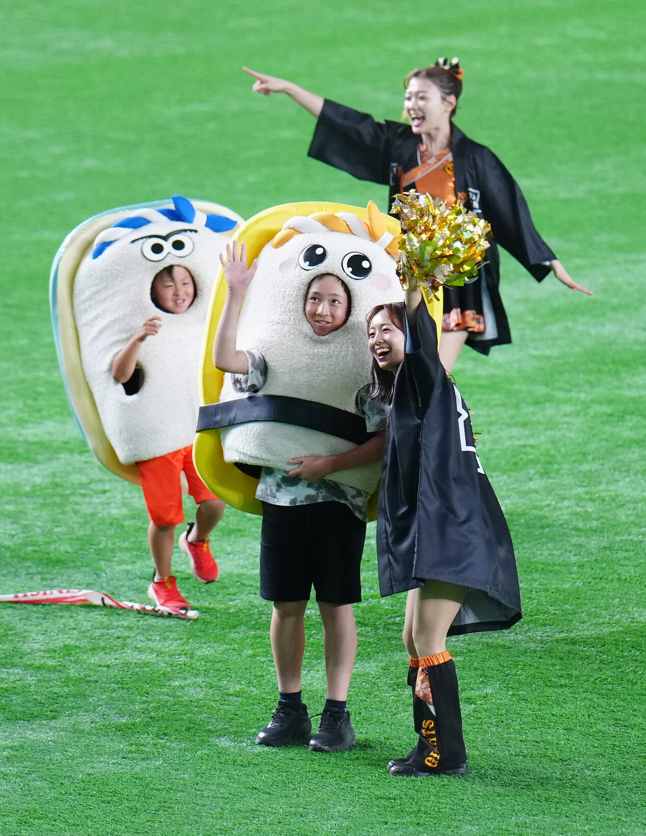 巨人対阪神　4回表終了後の「すしレース」はタマゴが制する（撮影・江口和貴）