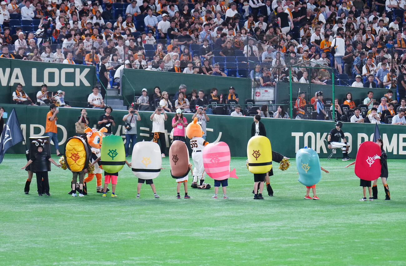 巨人対阪神　4回表終了後の「すしレース」はタマゴが制する（撮影・江口和貴）