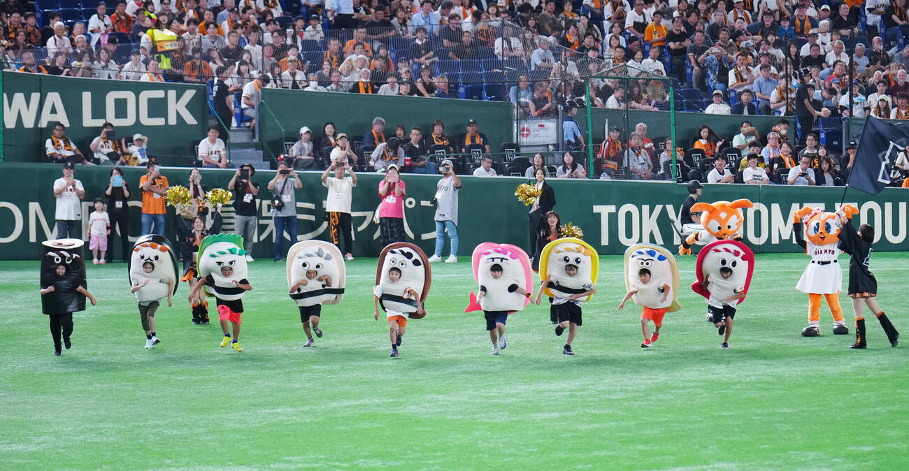 巨人対阪神　4回表終了後の「すしレース」はタマゴが制する（撮影・江口和貴）