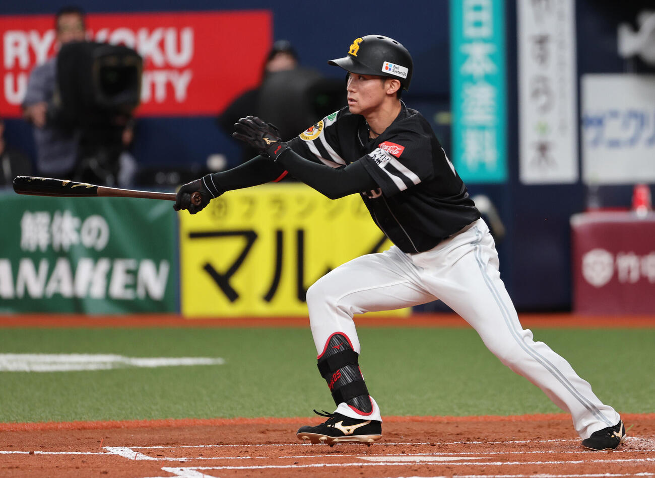 オリックス対ソフトバンク　2回表ソフトバンク1死一、二塁、庄子雄大は適時打を放つ（撮影・西尾就之）