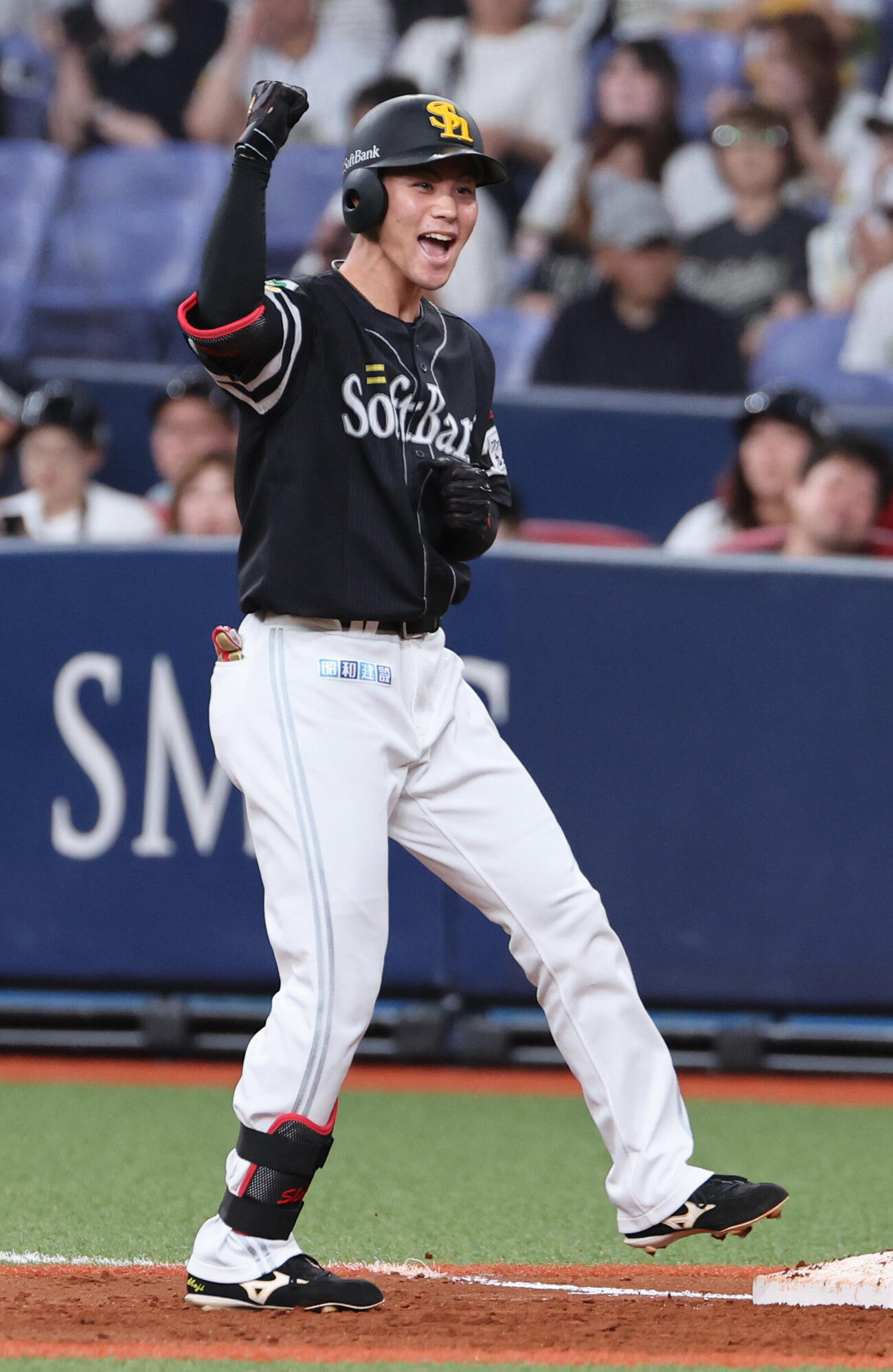 オリックス対ソフトバンク　2回表ソフトバンク1死一、二塁、庄子雄大は適時打を放ち、ベンチに向かってガッツポーズ（撮影・西尾就之）