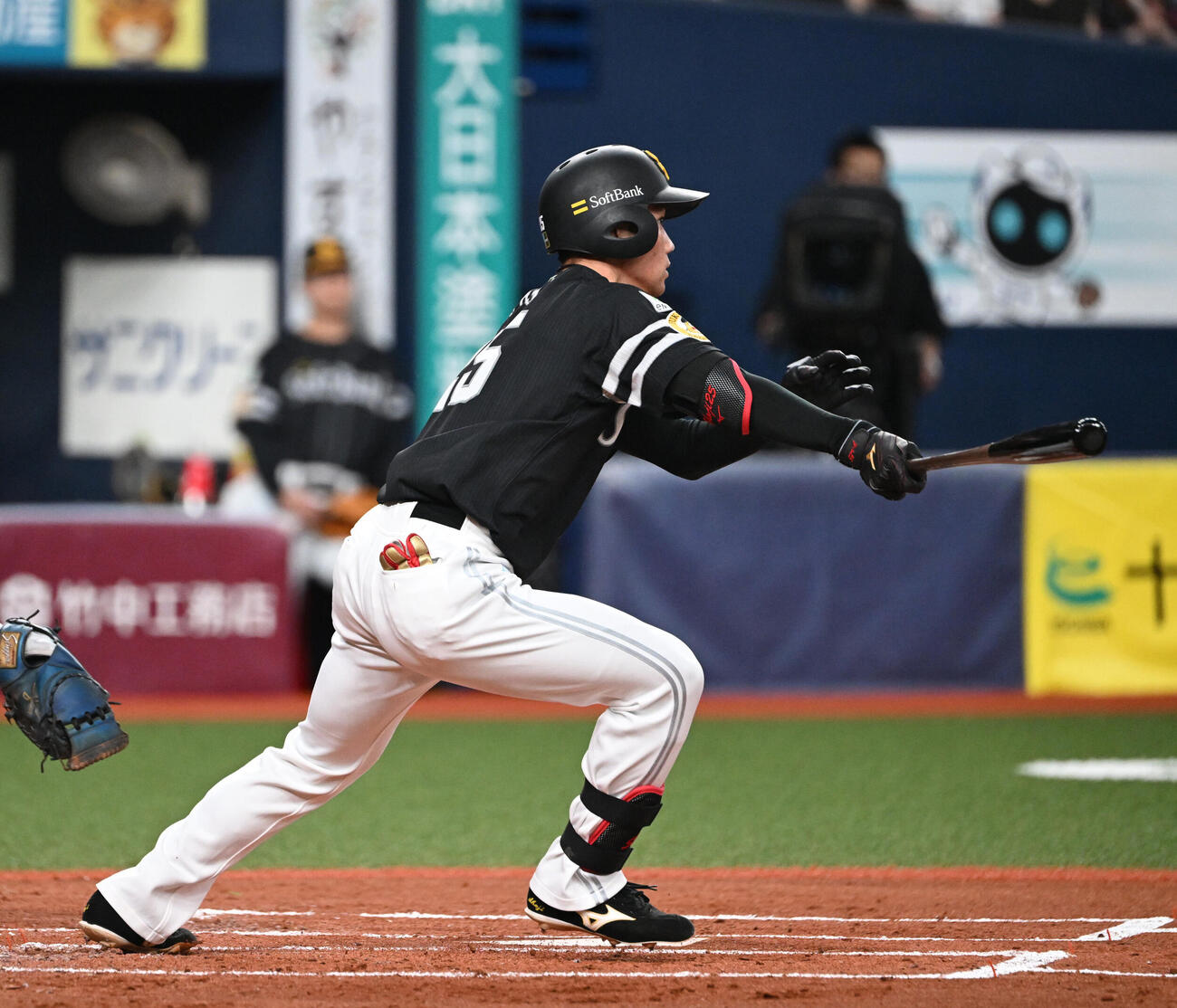 オリックス対ソフトバンク　2回表ソフトバンク1死一、二塁、中前適時打を放つ庄子雄大（撮影・和賀正仁）＝2026年7月8日、京セラ　