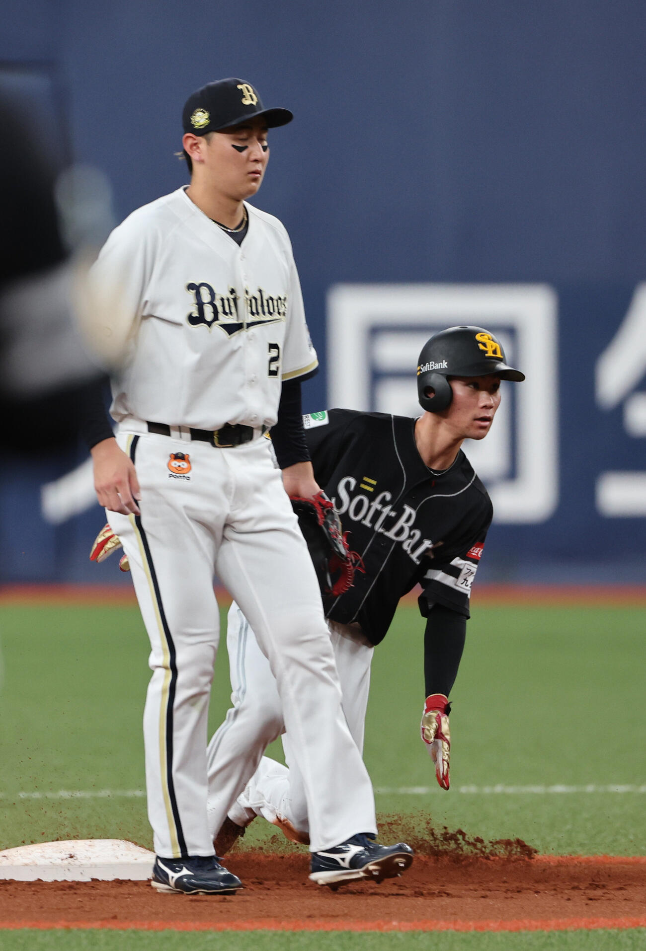 オリックス対ソフトバンク　2回表ソフトバンク1死一、三塁、一走庄子雄大は打者正木智也の時、二盗を決める（撮影・西尾就之）