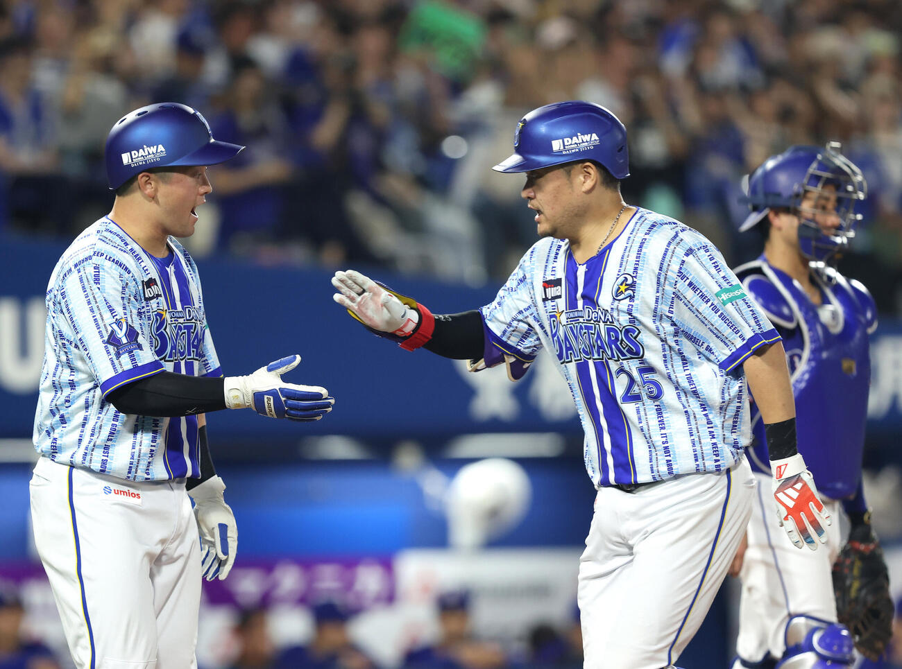 DeNA対中日　5回裏DeNA1死一塁、右越え逆転2点本塁打で生還し、牧秀悟（左）に迎えられる筒香嘉智（撮影・河田真司）