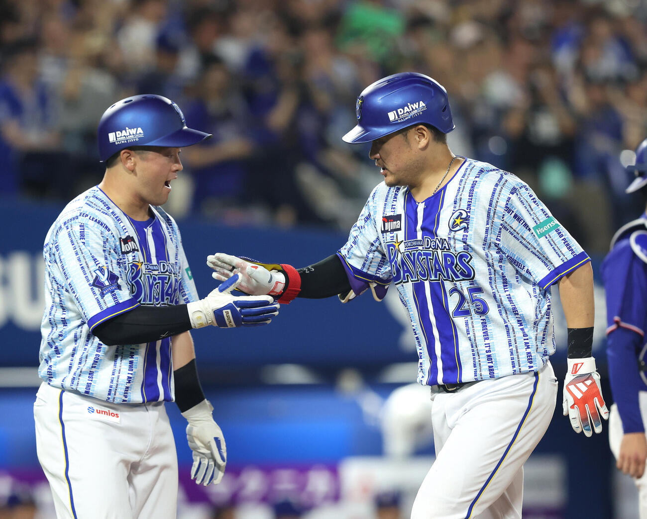 DeNA対中日　5回裏DeNA1死一塁、右越え逆転2点本塁打で生還し、牧秀悟（左）に迎えられる筒香嘉智（撮影・河田真司）