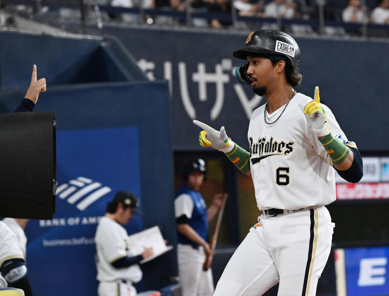 オリックス対ソフトバンク　4回裏オリックス無死、右越えソロ本塁打を放った宗佑磨はナインとダンス（撮影・和賀正仁）＝2026年7月8日、京セラ　