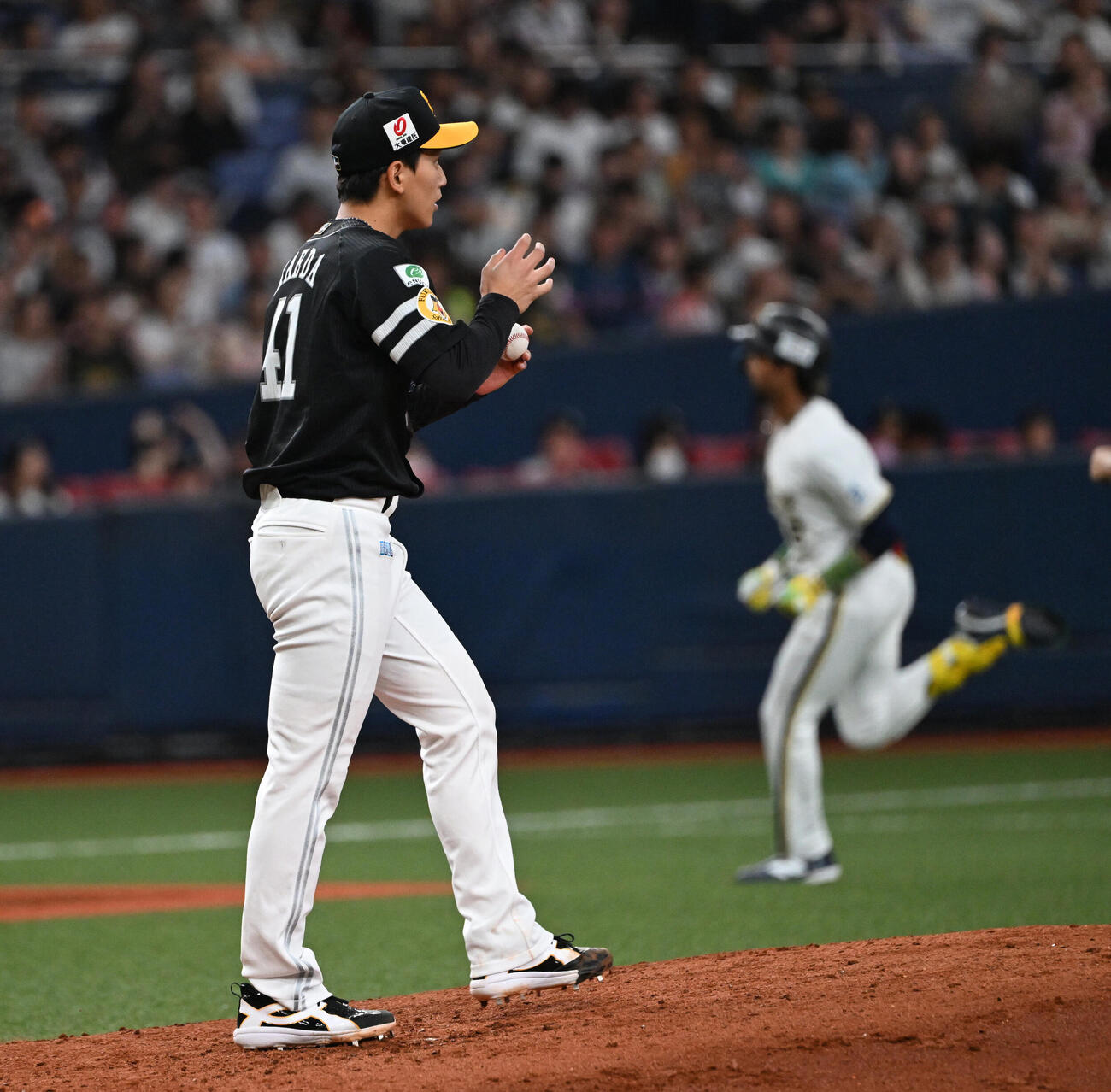 オリックス対ソフトバンク　4回裏オリックス無死、右越えソロ本塁打を宗佑磨に浴びる前田悠伍（撮影・和賀正仁）＝2026年7月8日、京セラ　