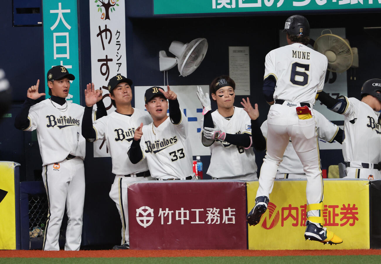オリックス対ソフトバンク　4回裏オリックス無死、宗佑磨は本塁打を放ちベンチ前で祝福を受ける（撮影・西尾就之）