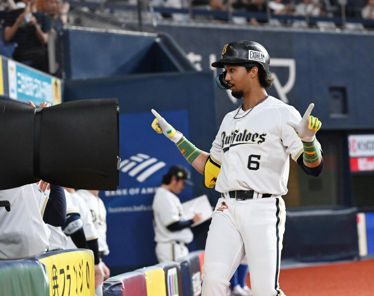 オリックス対ソフトバンク　4回裏オリックス無死、右越えソロ本塁打を放った宗佑磨はナインとダンス（撮影・和賀正仁）＝2026年7月8日、京セラ　
