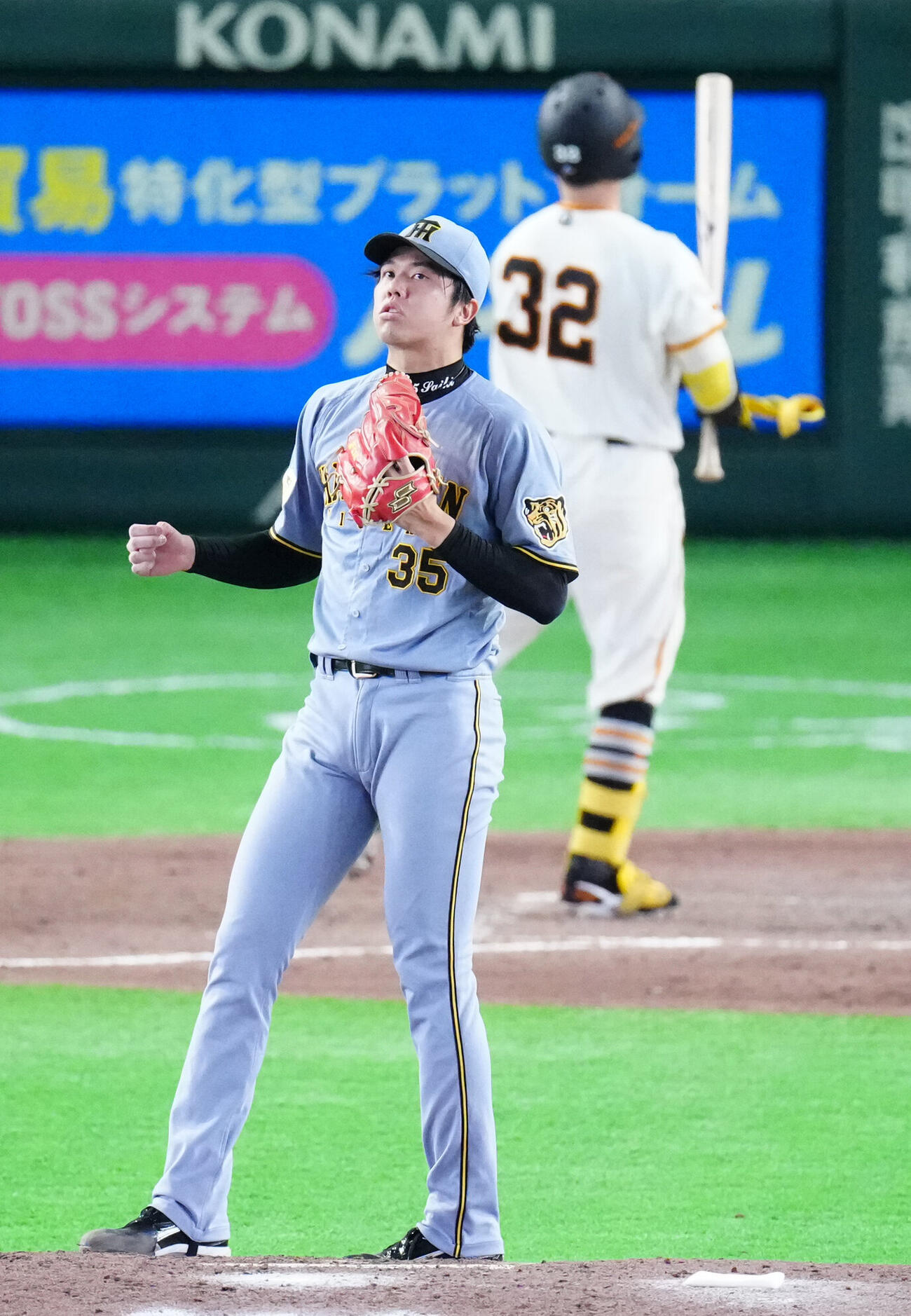 巨人対阪神　5回裏巨人1死二塁、浦田俊輔（後方）から空振り三振を奪った才木浩人（撮影・江口和貴）