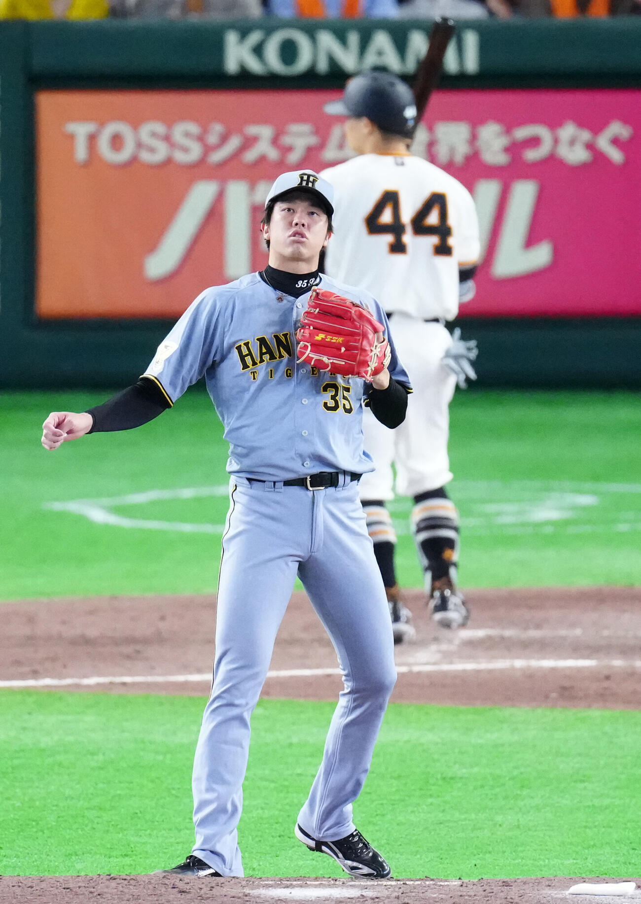 巨人対阪神　4回裏巨人1死二塁、佐々木俊輔（後方）から空振り三振を奪った才木浩人撮影・江口和貴）