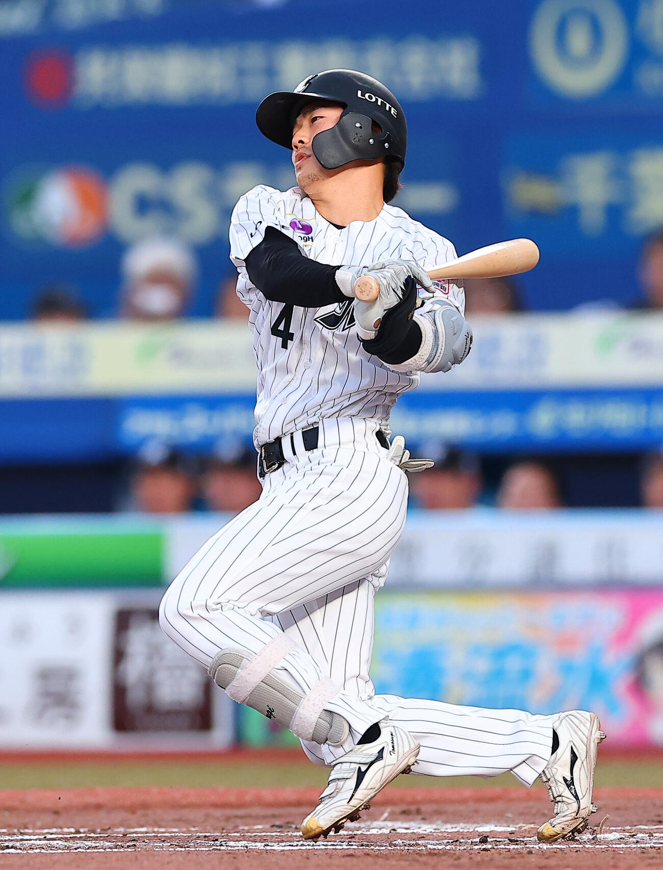 ロッテ対日本ハム　2回裏ロッテ2死一、三塁、適時安打を放つ友杉篤輝（撮影・野上伸悟）