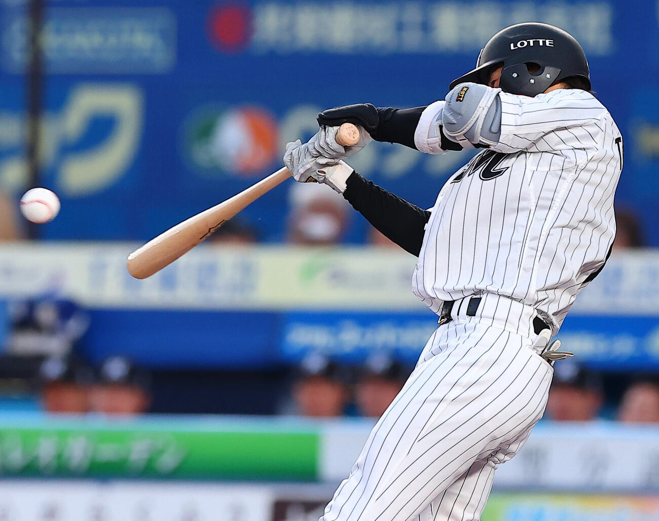 ロッテ対日本ハム　2回裏ロッテ2死一、三塁、適時安打を放つ友杉篤輝（撮影・野上伸悟）