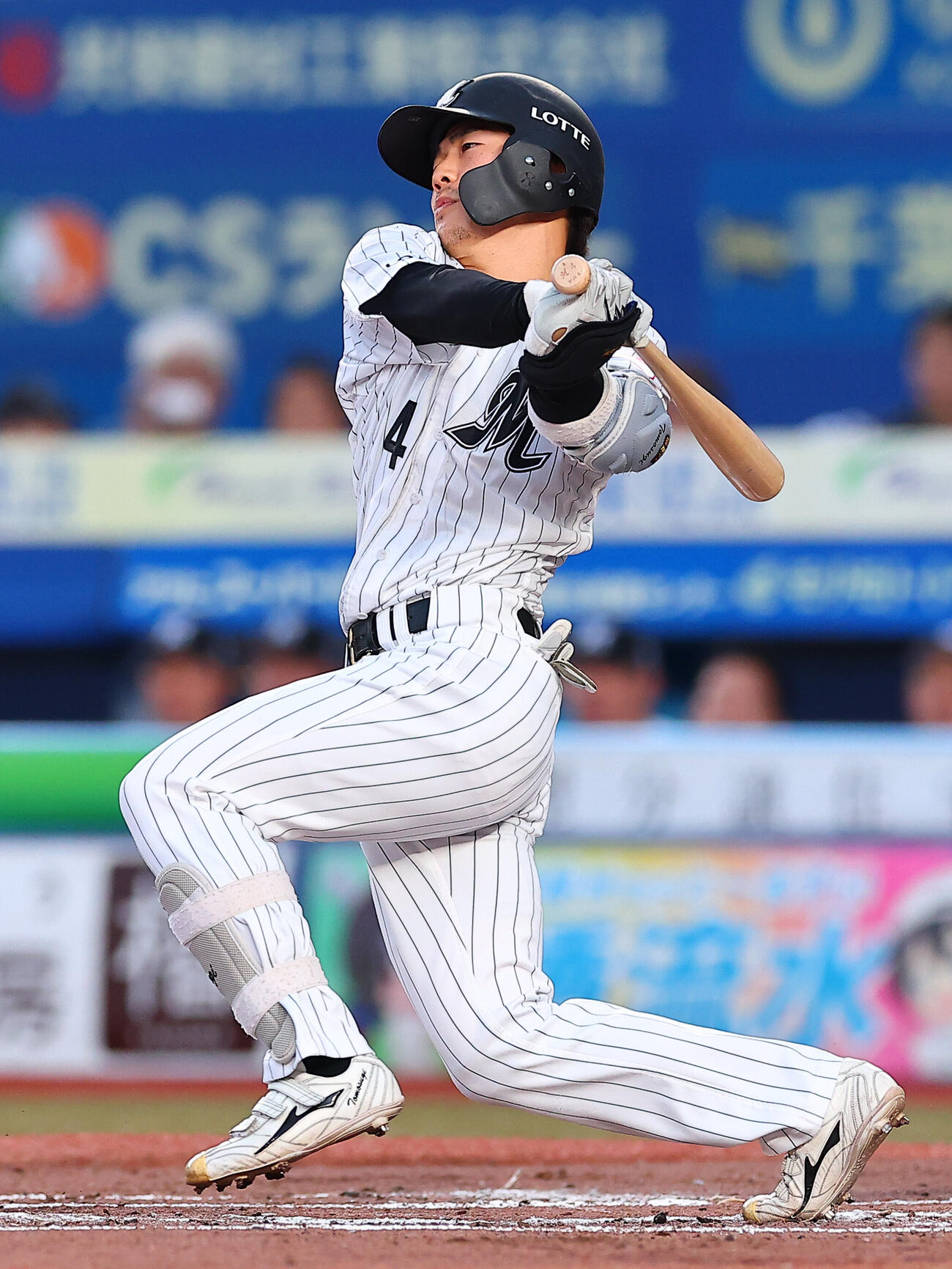 ロッテ対日本ハム　2回裏ロッテ2死一、三塁、適時安打を放つ友杉篤輝（撮影・野上伸悟）