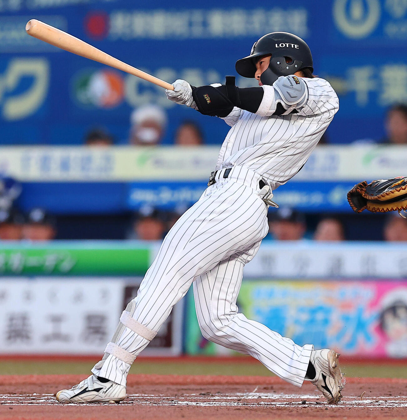 ロッテ対日本ハム　2回裏ロッテ2死一、三塁、適時安打を放つ友杉篤輝（撮影・野上伸悟）