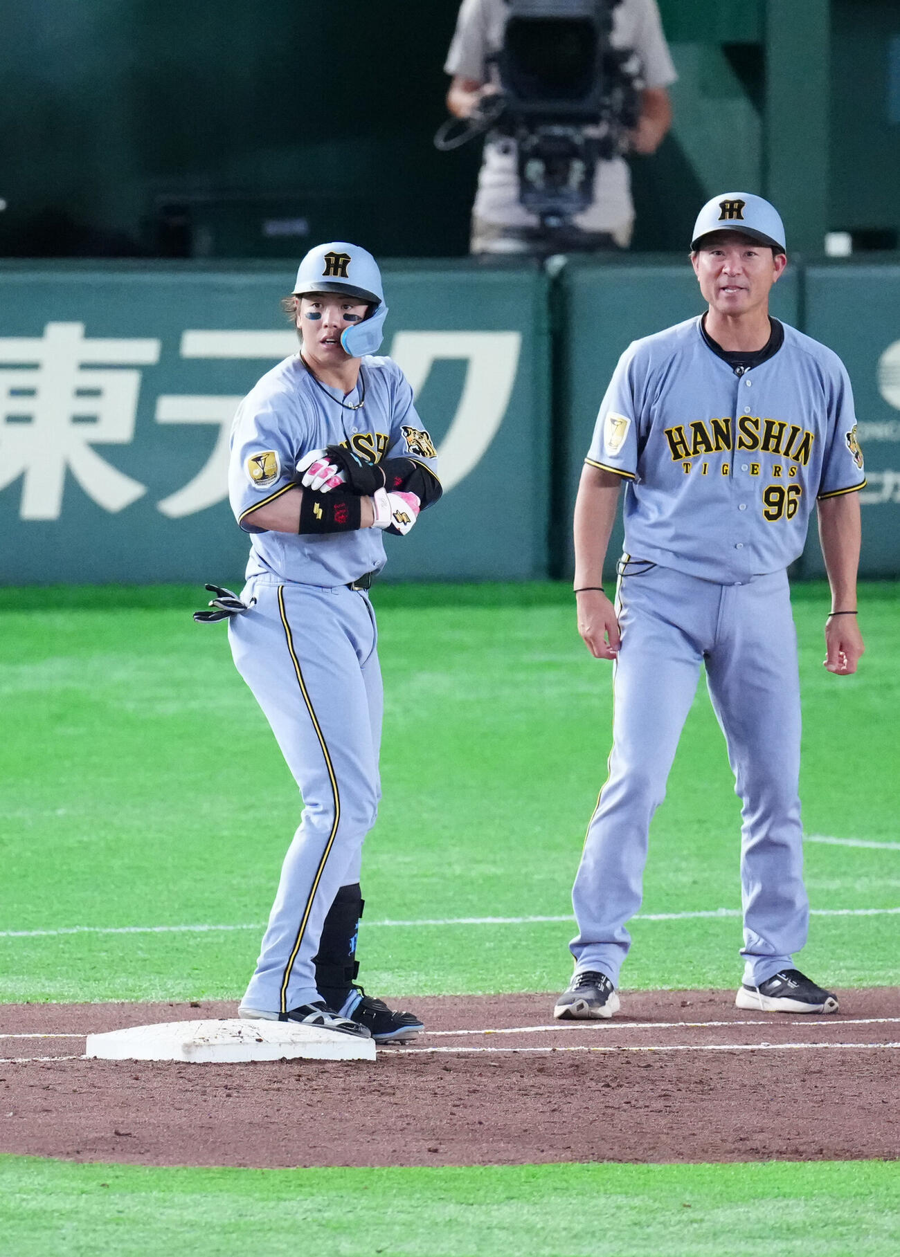 巨人対阪神　3回表阪神無死、右前打を放った梅野隆太郎（左）（撮影・江口和貴）