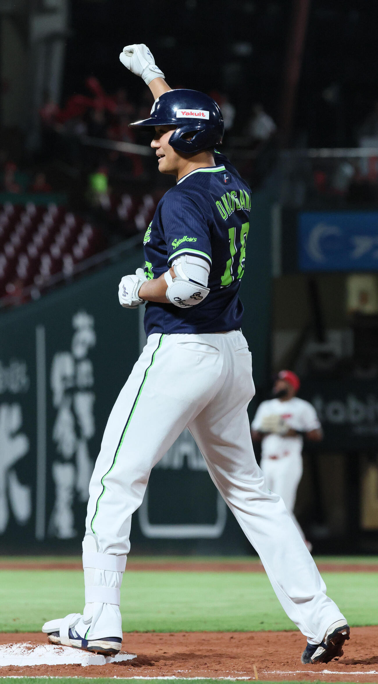 広島対ヤクルト　7回表ヤクルト1死満塁、奥川恭伸は勝ち越しに遊撃適時内野を放ちガッツポーズ（撮影・加藤孝規）