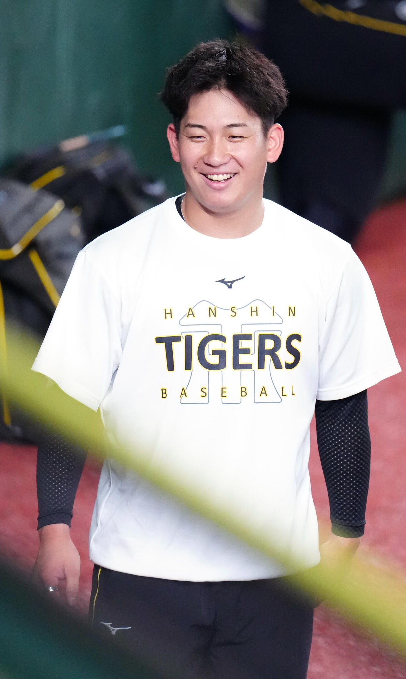 巨人対阪神　試合前練習中、笑顔を見せる阪神伊原陵人（撮影・江口和貴）