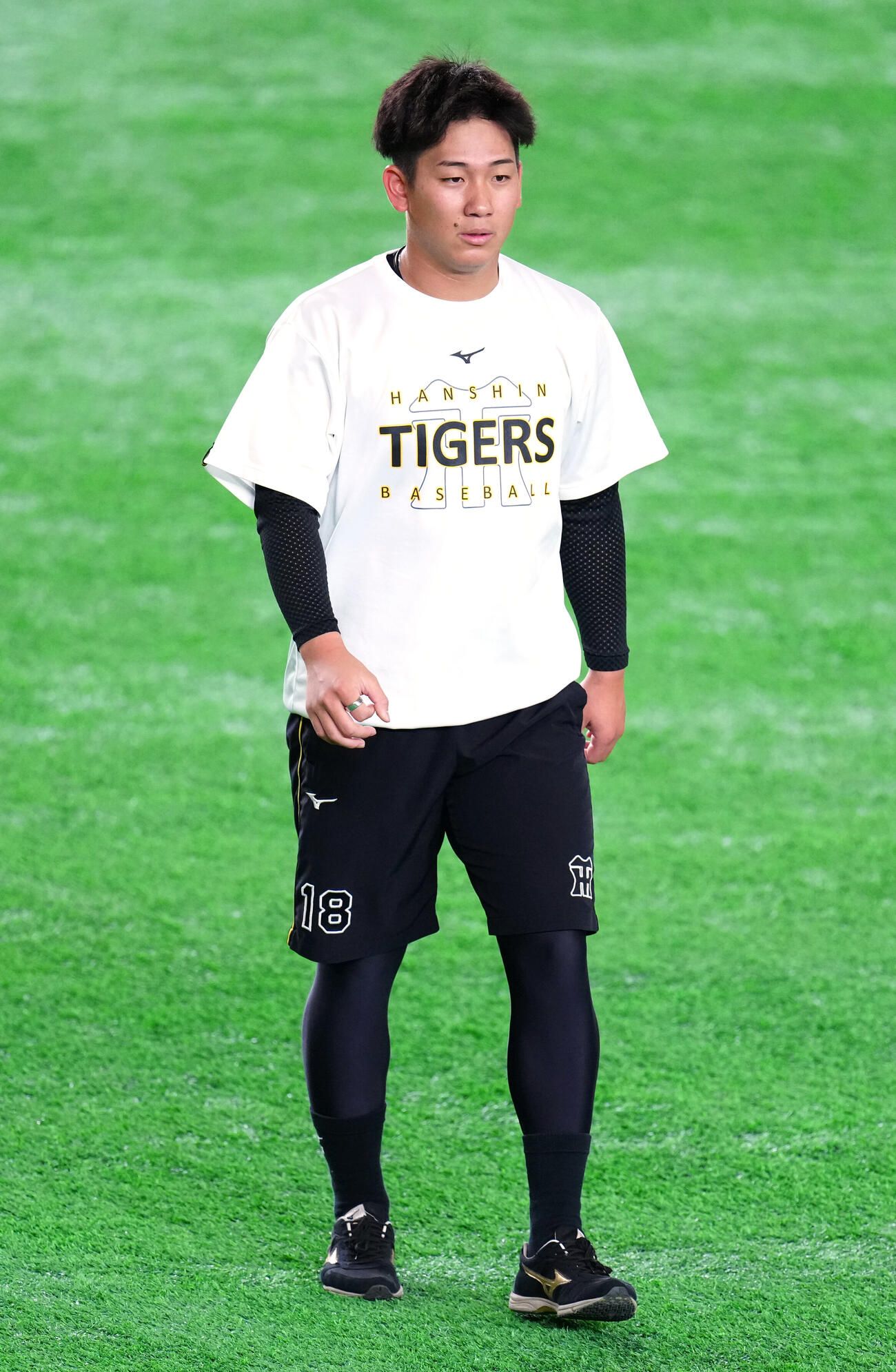 巨人対阪神　試合前練習を行う阪神伊原陵人（撮影・江口和貴）