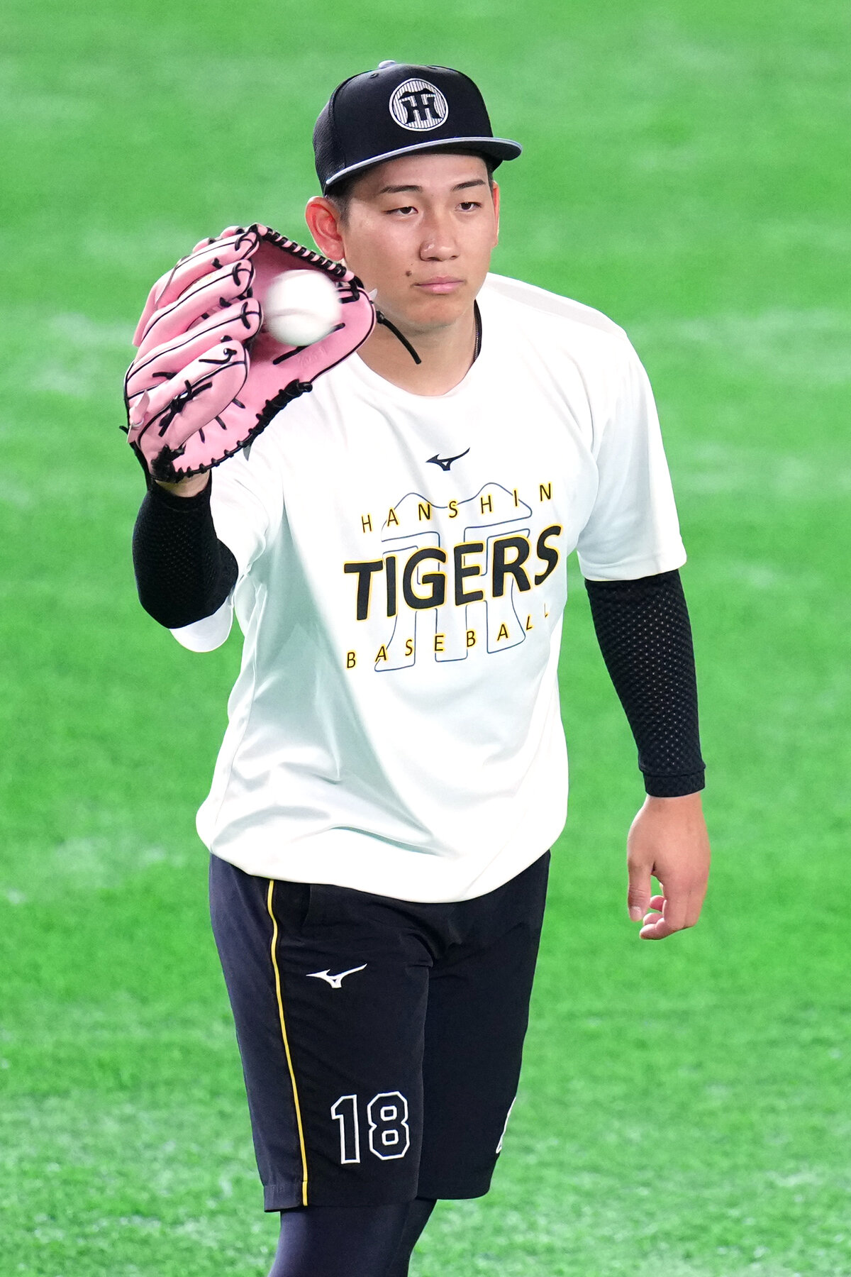 巨人対阪神　試合前練習でキャッチボールする阪神伊原陵人（撮影・江口和貴）