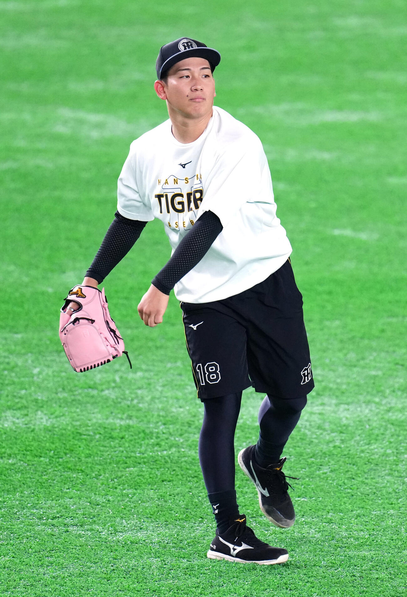 巨人対阪神　試合前練習でキャッチボールする阪神伊原陵人（撮影・江口和貴）