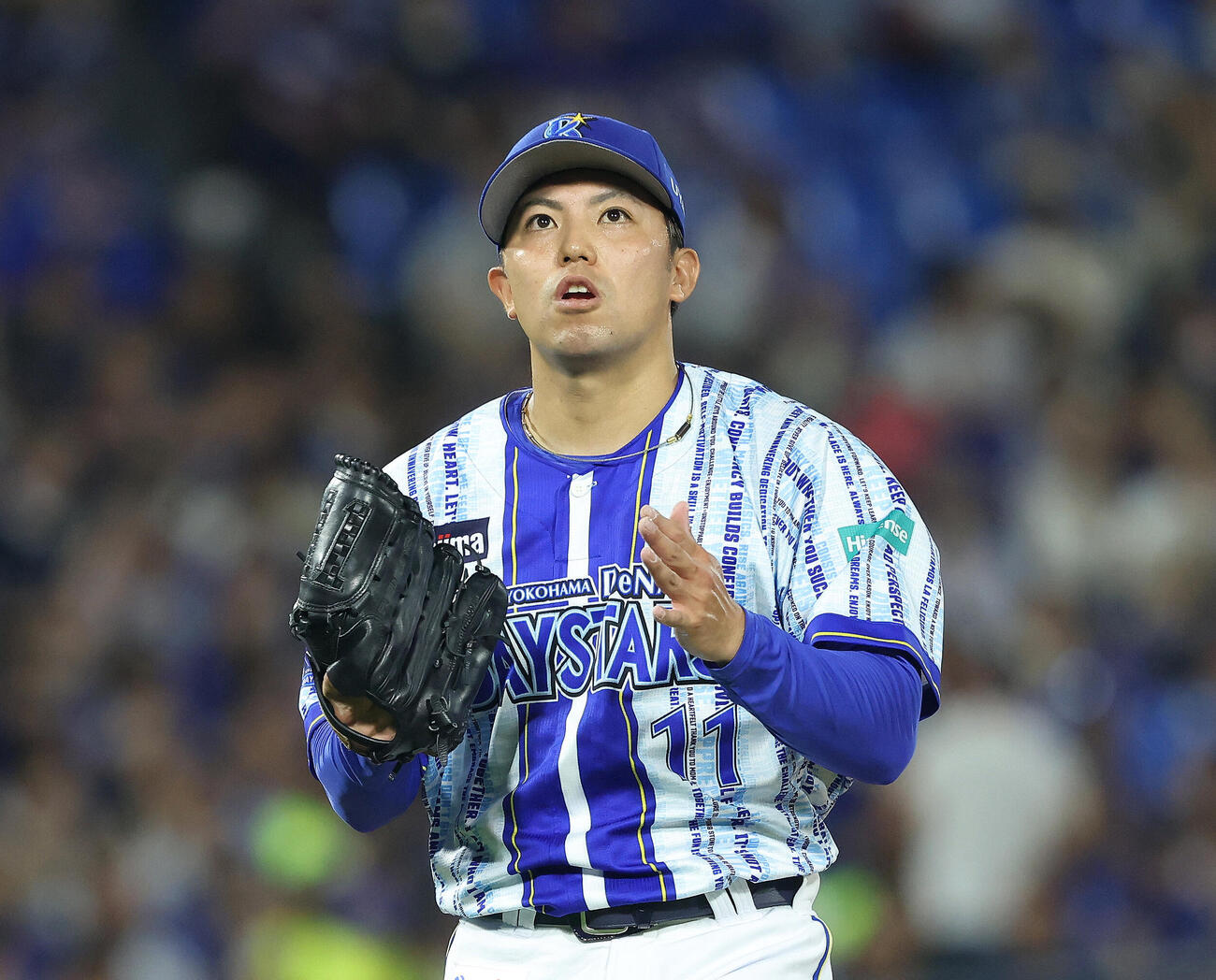 DeNA対中日　7回表を抑えグラブをたたく東克樹（撮影・河田真司）