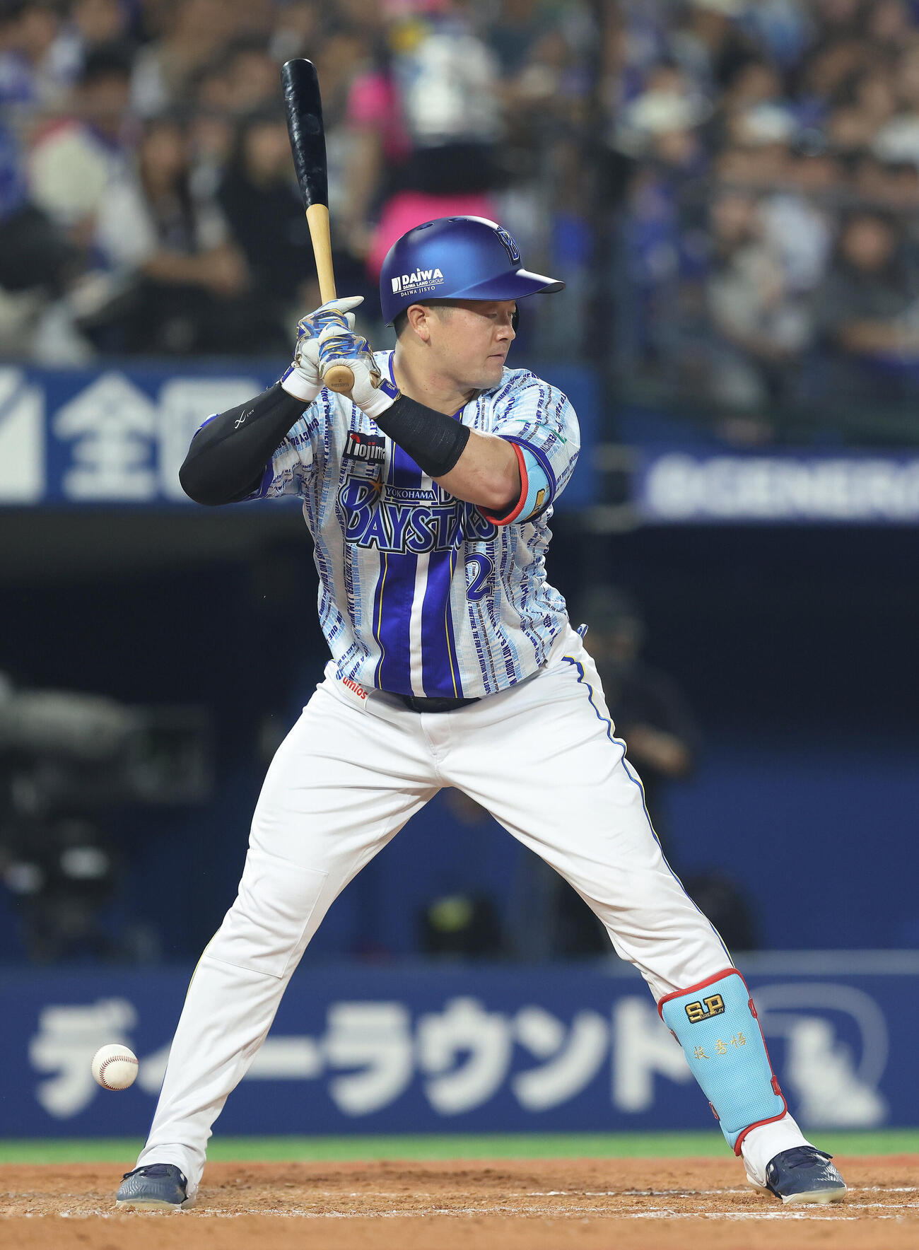 DeNA対中日　5回裏DeNA1死、死球を受ける牧秀悟（撮影・河田真司）