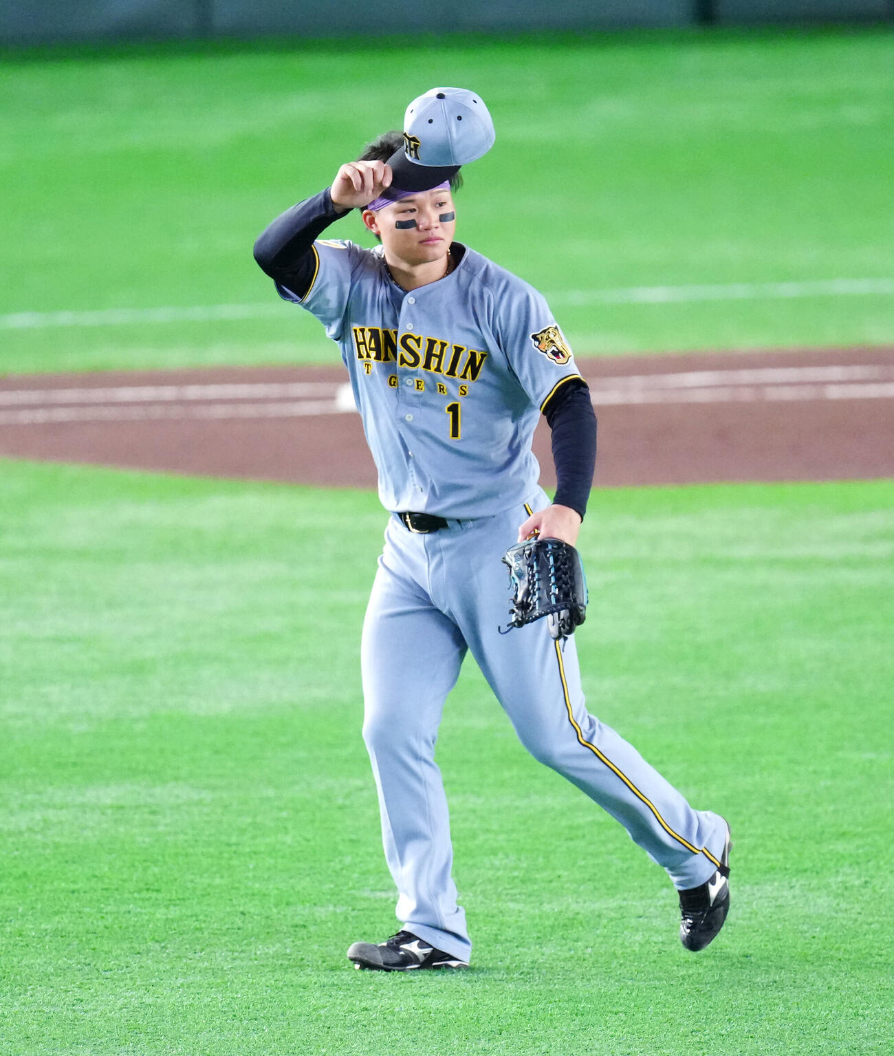 巨人対阪神　1回裏開始前、声援に応える阪神森下翔太（撮影・江口和貴）