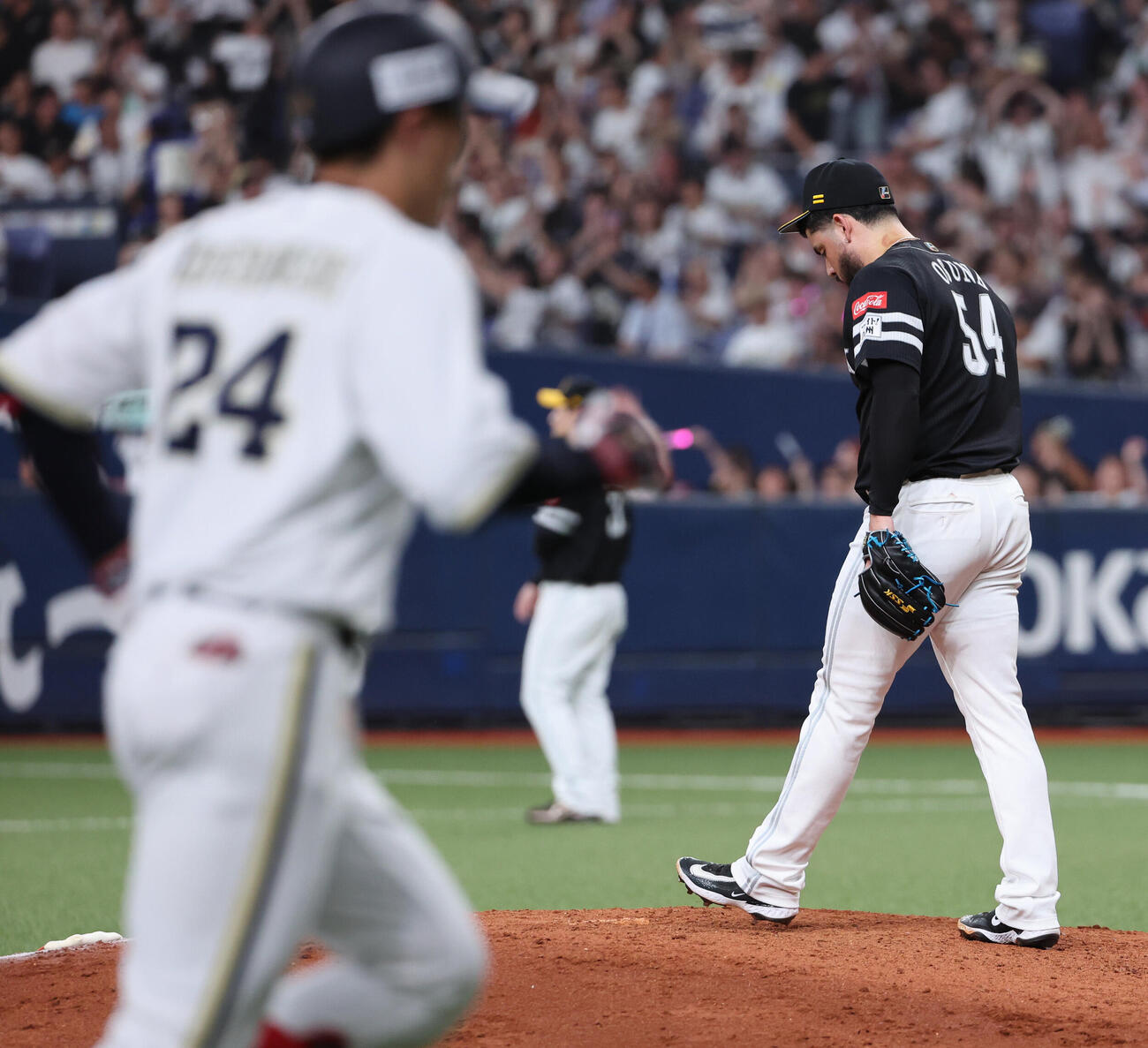 オリックス対ソフトバンク　8回裏オリックス1死、ソフトバンク2番手のロベルト・オスナは紅林弘太郎に同点本塁打を許す（撮影・西尾就之）