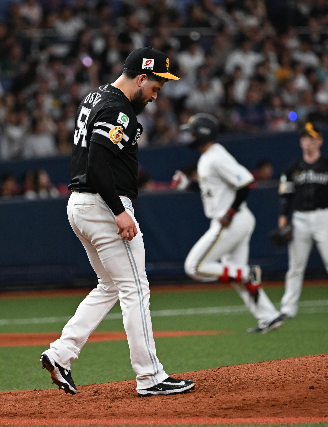 オリックス対ソフトバンク　8回裏オリックス1死、左越えソロ本塁打を紅林弘太郎に浴びるロベルト・オスナ（撮影・和賀正仁）