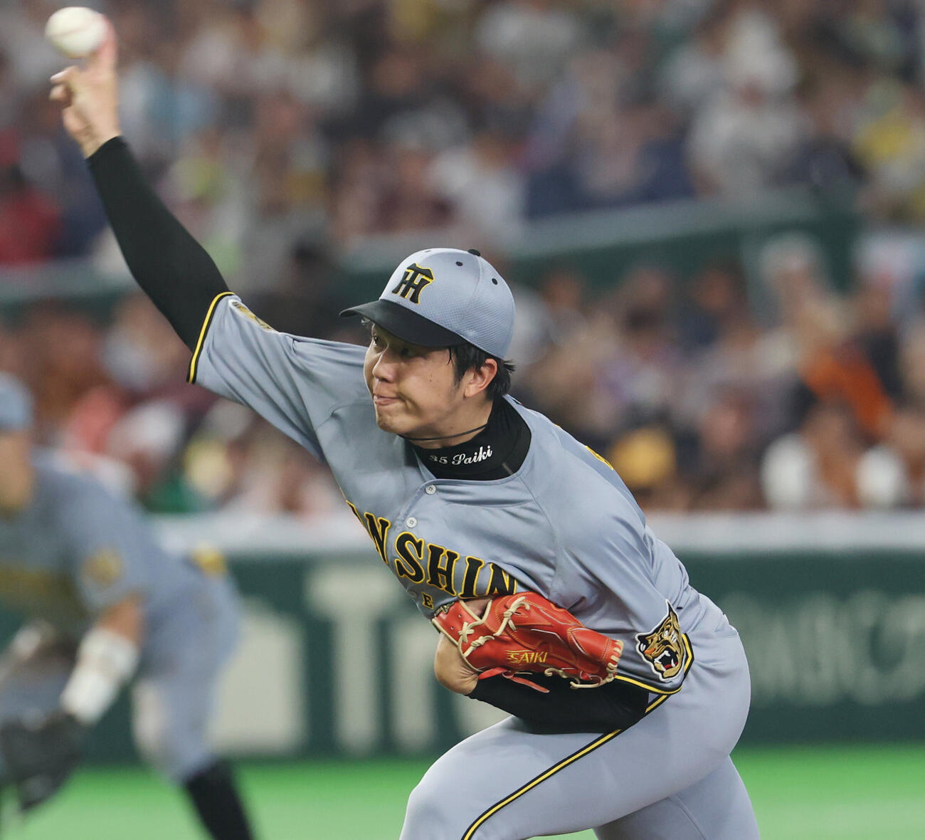 巨人対阪神　5回、力投する阪神才木浩人（撮影・増田悦実）