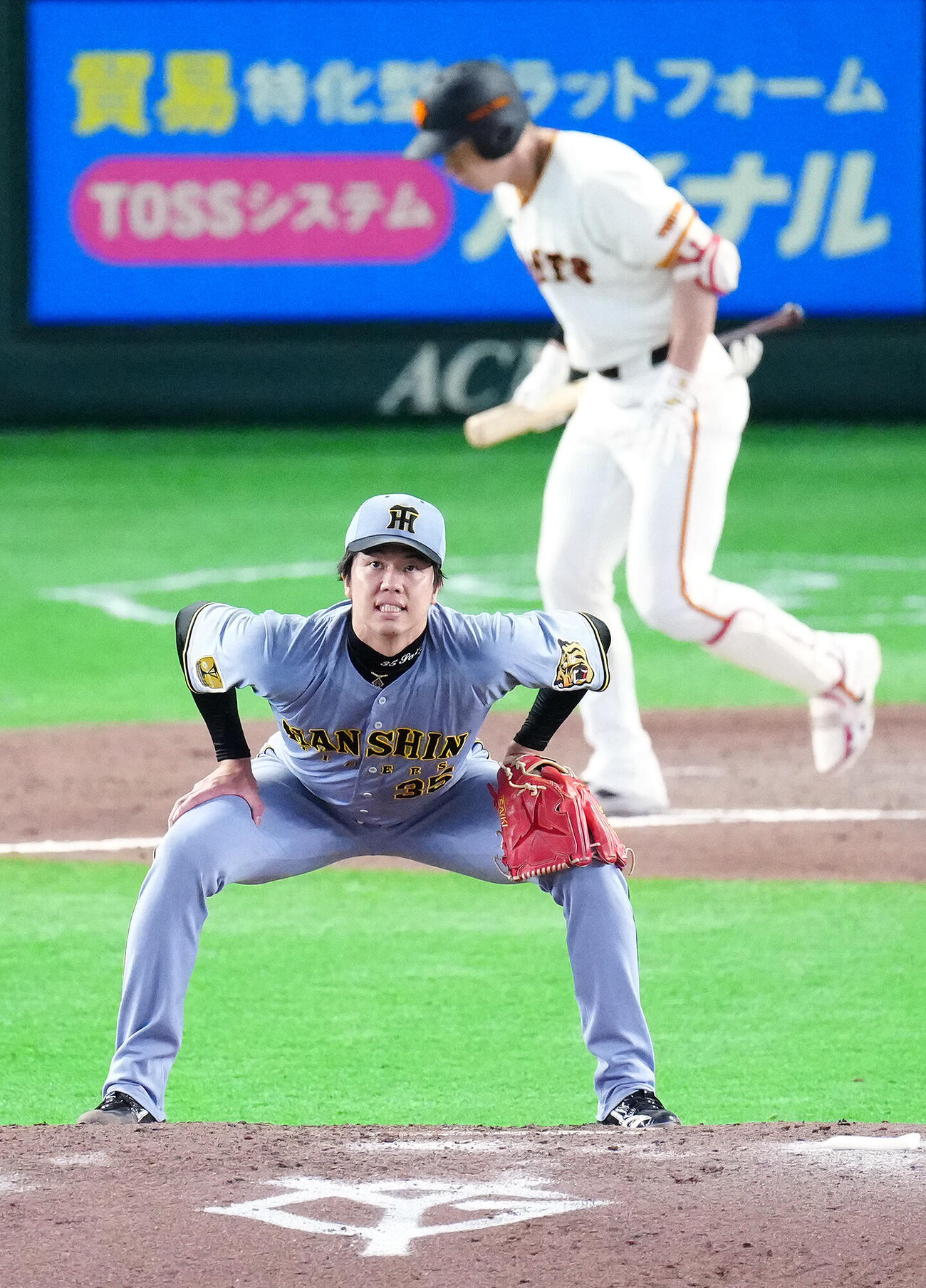 巨人対阪神　7回裏巨人2死二塁、松本剛（後方）に四球を与えた才木浩人（撮影・江口和貴）