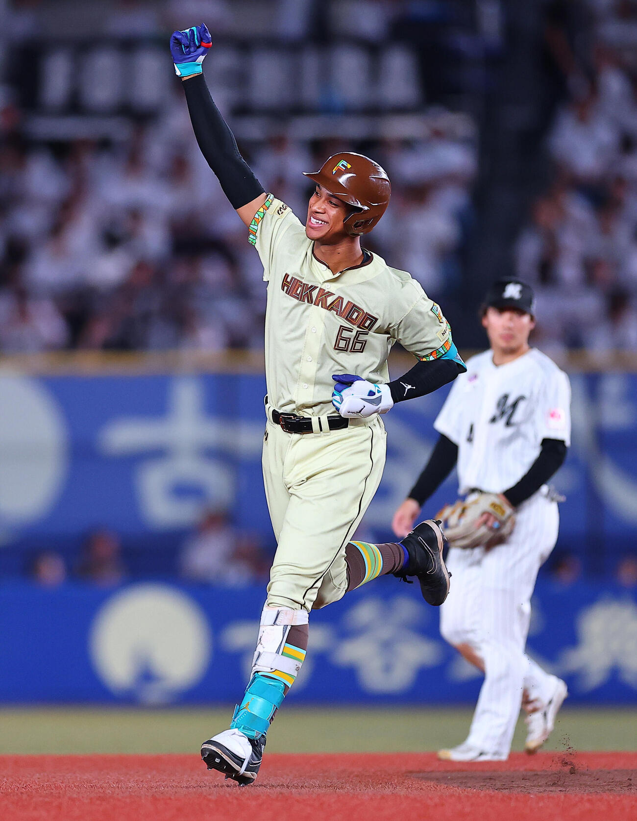 ロッテ対日本ハム　7回表日本ハム1死一、二塁、3点本塁打を放つち喜ぶ万波中正（撮影・野上伸悟）