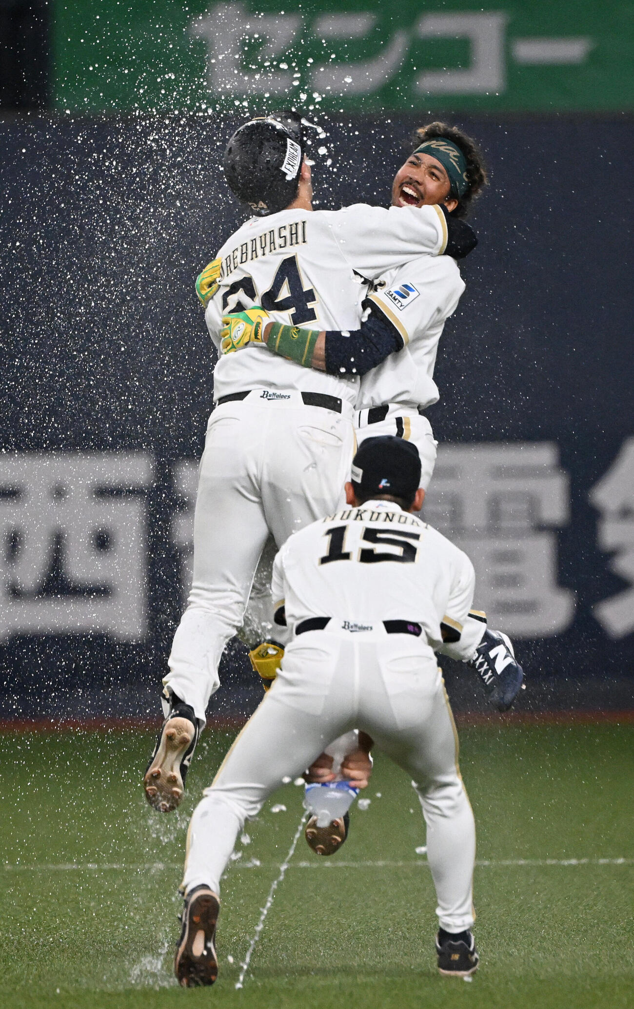 オリックス対ソフトバンク　10回裏オリックス1死一、二塁、右翼線にサヨナラ適時二塁打を放った宗佑磨は紅林弘太郎（左）と抱き合って喜ぶ（撮影・和賀正仁）＝2026年7月8日、京セラ　