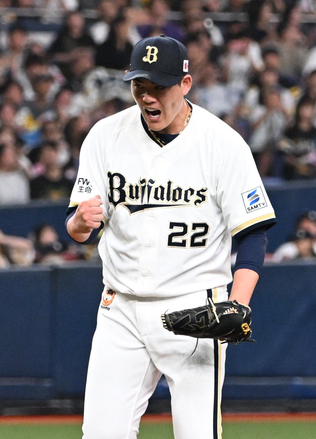 オリックス対ソフトバンク　7回表ソフトバンク1死一、二塁、周東を二ゴロ併殺としガッツポーズする九里亜蓮（撮影・和賀正仁）＝2026年7月8日、京セラ　
