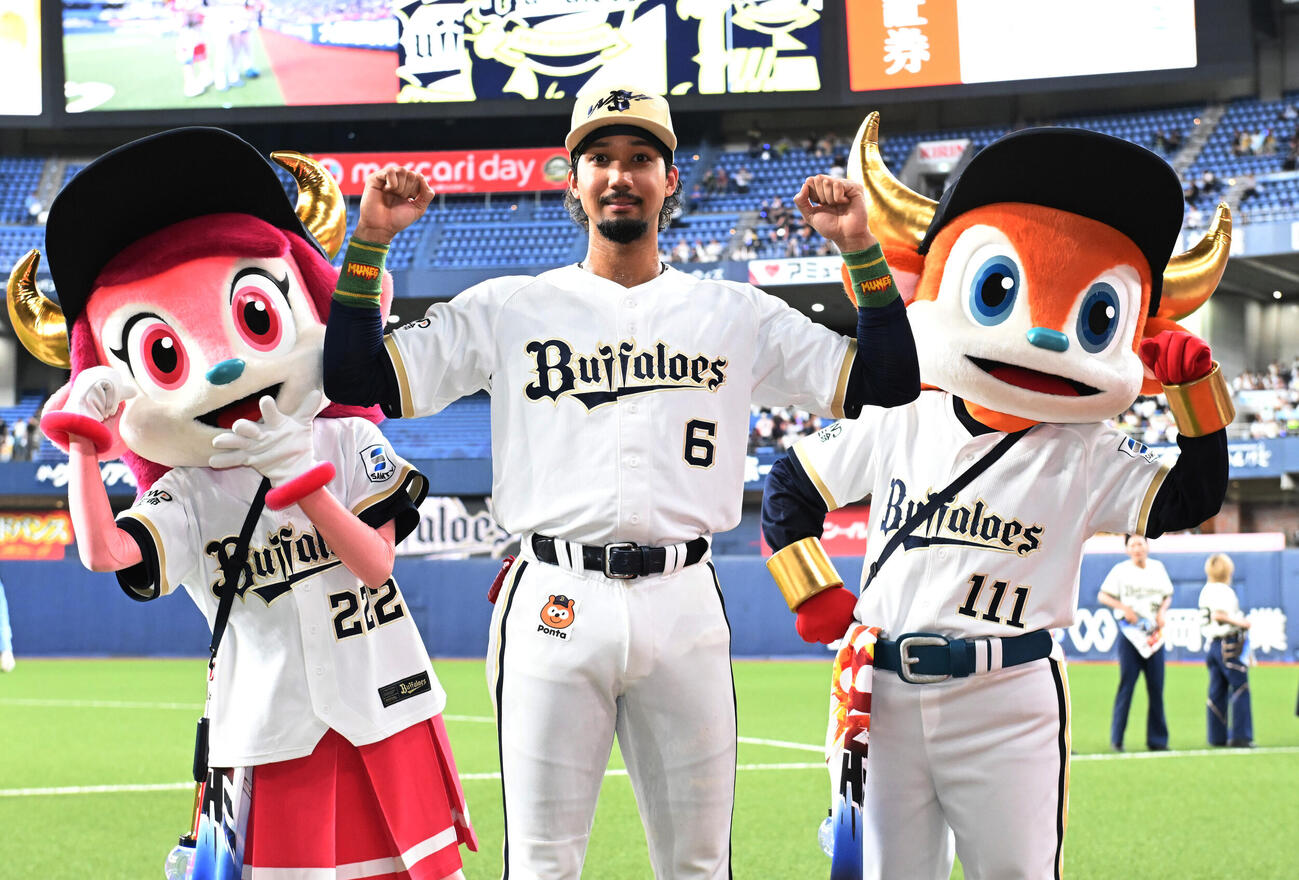 オリックス対ソフトバンク　サヨナラ打を放った宗佑磨はガッツポーズ（撮影・和賀正仁）＝2026年7月8日、京セラ　