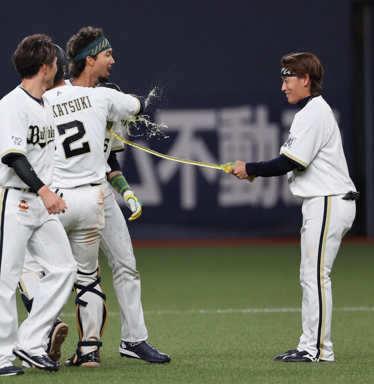 オリックス対ソフトバンク　10回裏オリ1死一、二塁、サヨナラ安打を放った宗佑磨は渡部遼人からドリンクを掛けられる（撮影・西尾就之）