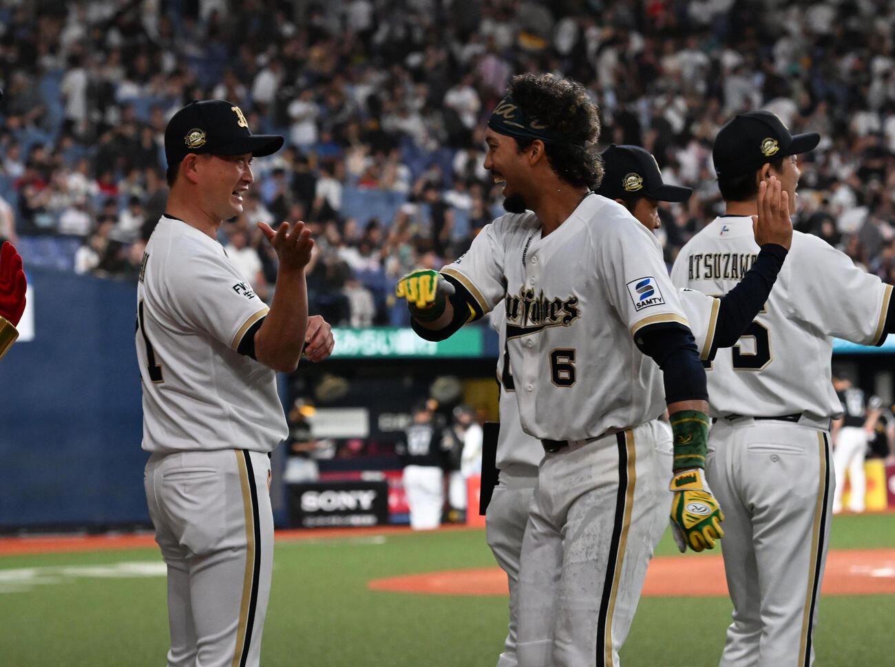 オリックス対ソフトバンク　10回裏オリックス1死一、二塁、右翼線にサヨナラ適時二塁打を放った宗佑磨は岸田護監督とタッチ（撮影・和賀正仁）＝2026年7月8日、京セラ　