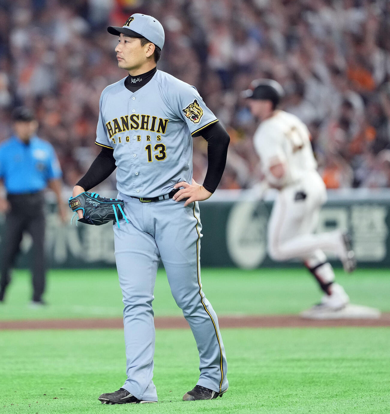 巨人対阪神　8回裏巨人無死、トレイ・キャベッジにソロ本塁打を浴びる岩崎優（撮影・たえ見朱実）