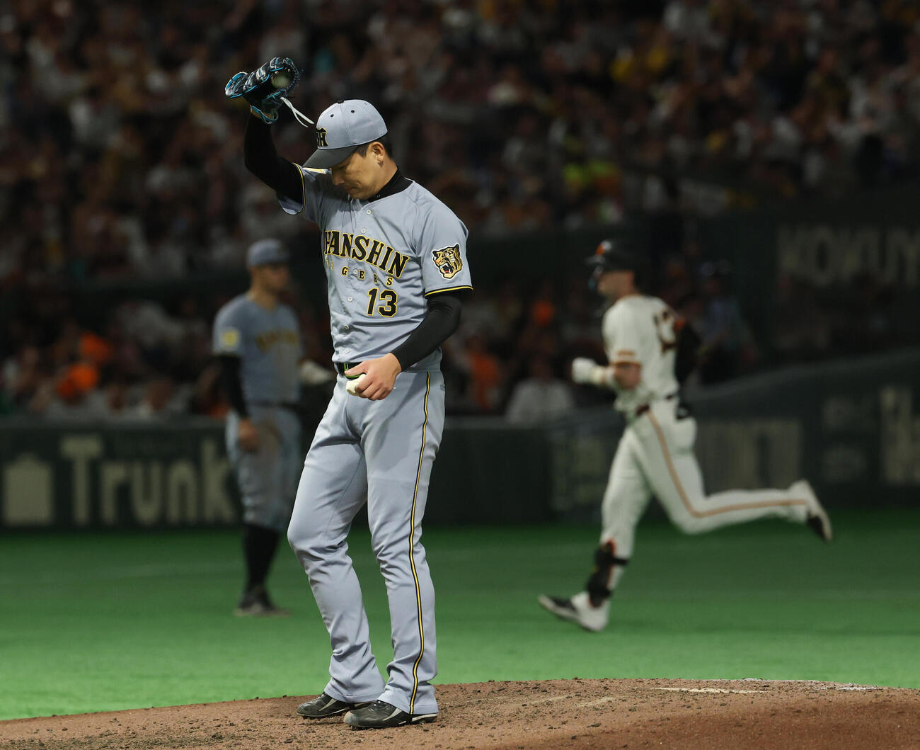 巨人対阪神　8回裏巨人無死、トレイ・キャベッジに本塁打を浴びる岩崎優（撮影・増田悦実）