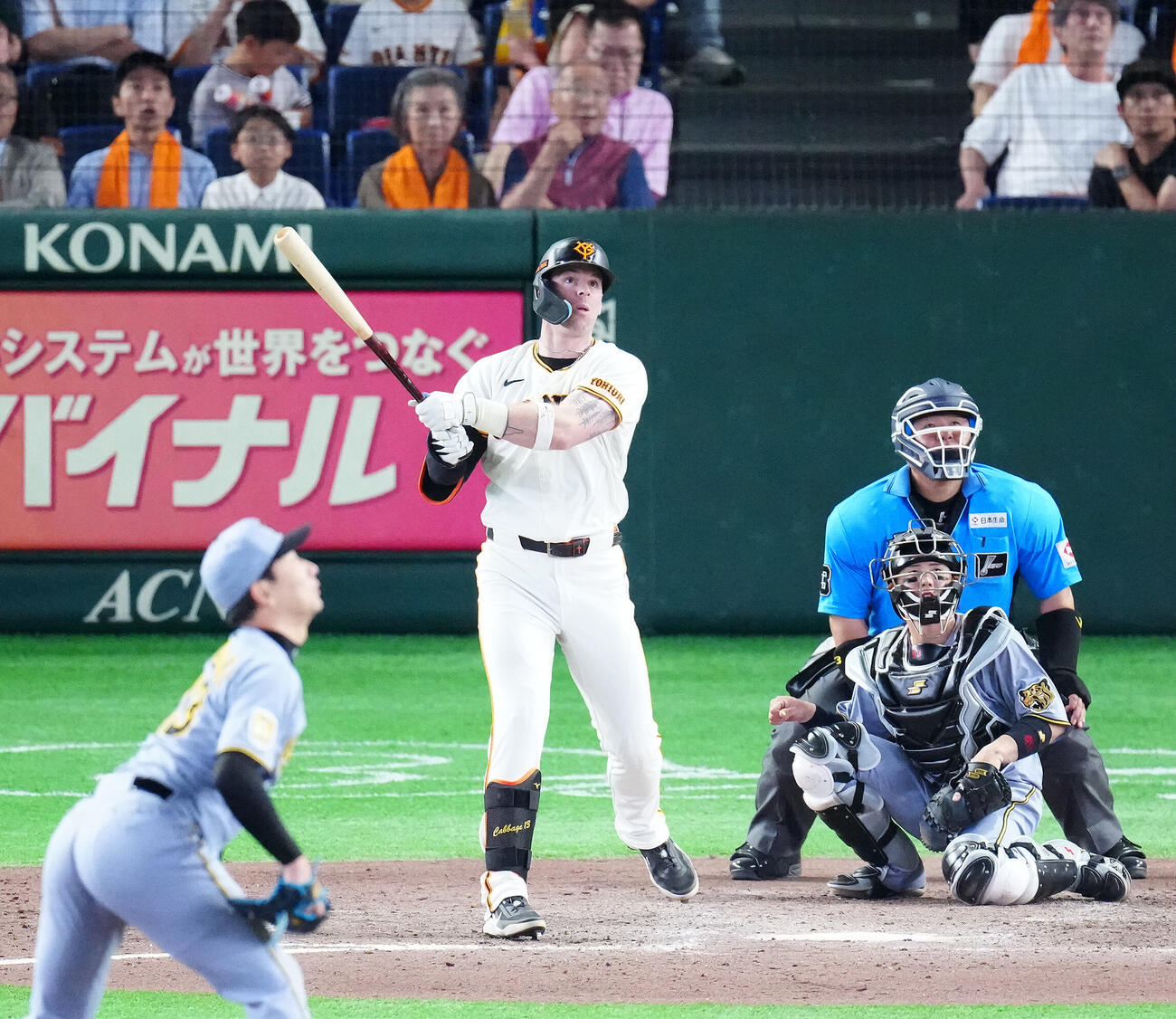 巨人対阪神　8回裏巨人無死、本塁打を放つトレイ・キャベッジ。投手岩崎優（撮影・江口和貴）